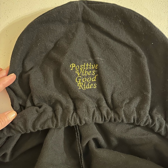 Black flannel saddle cover embroidered “Positive vibes good rides” - Picture 5 of 5